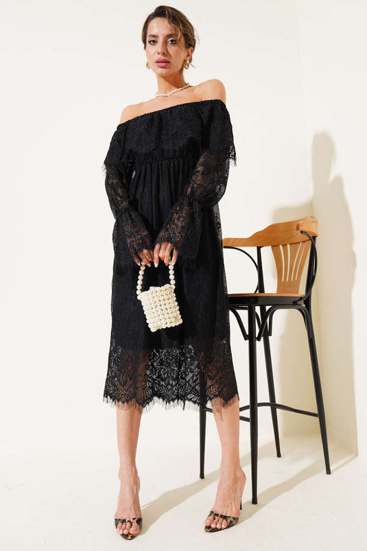 Schwarzes Midikleid aus Spitze mit U-Boot-Ausschnitt