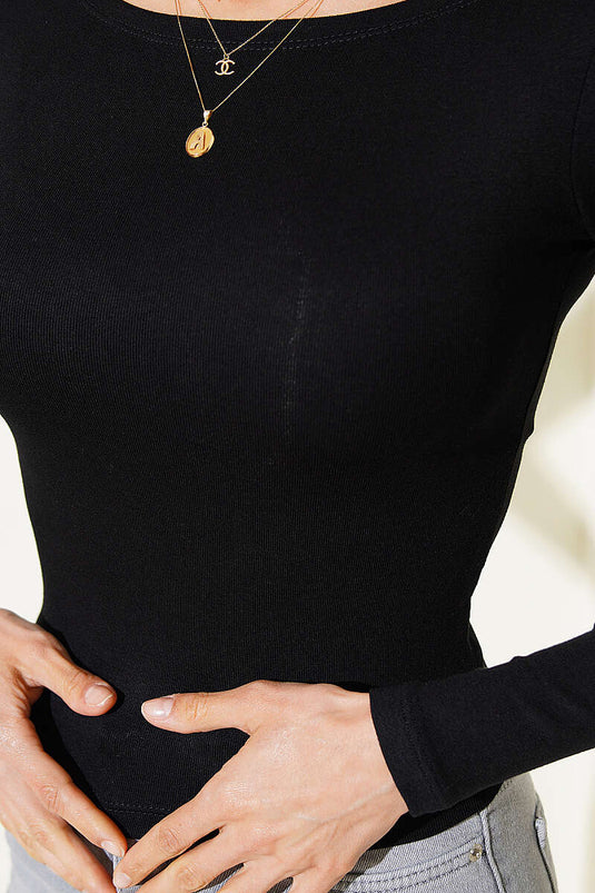 Blouse noire à col bateau avec détails