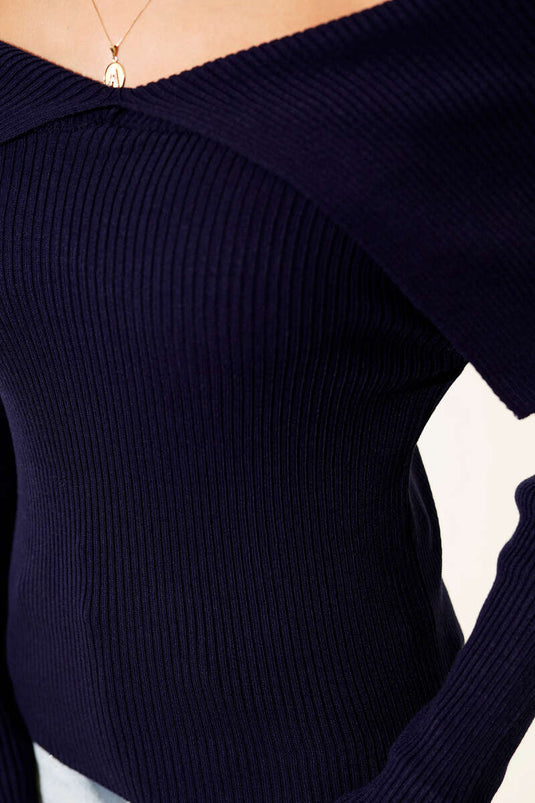Pull en tricot col bateau bleu marine