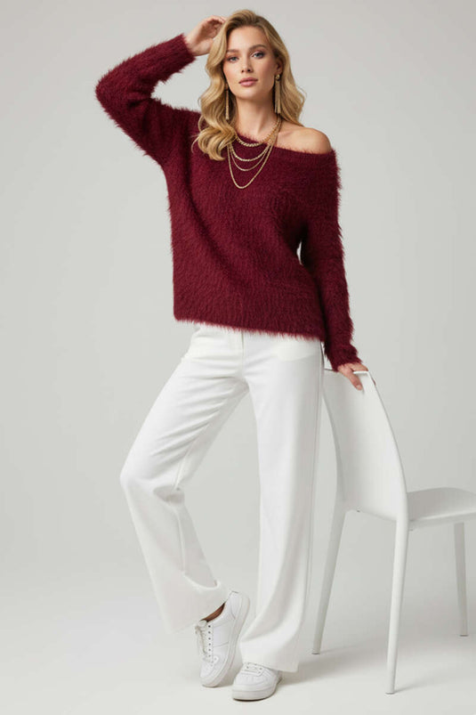 كنزة صوفية برقبة قارب من الفرو، لون عنابي