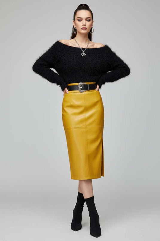 كنزة صوفية سوداء بياقة قارب