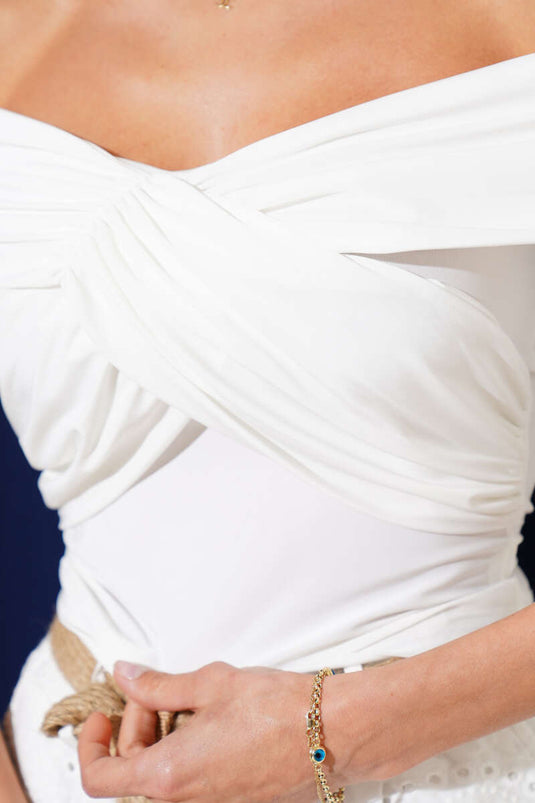 بلوزة رملية بأكمام نصف وفتحة رقبة على شكل قارب