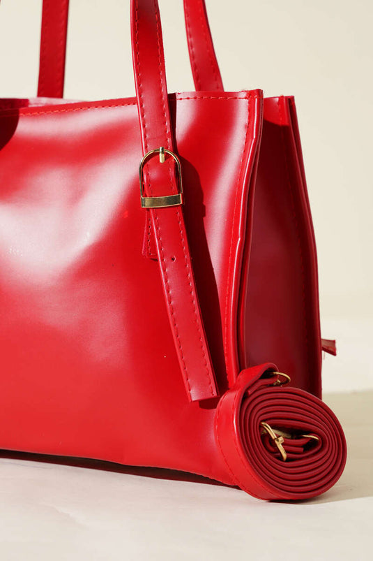 حقيبة مربعة مع حزام أحمر