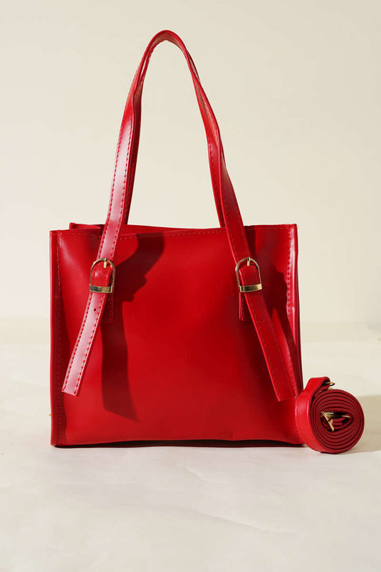 حقيبة مربعة مع حزام أحمر