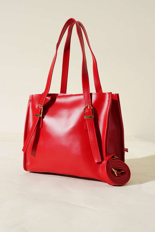 حقيبة مربعة مع حزام أحمر