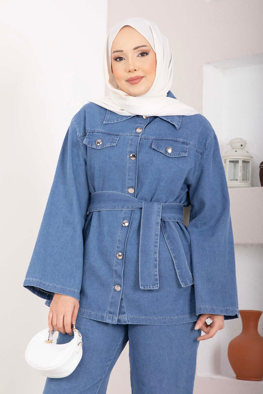 Completo giacca e pantaloni in denim con dettaglio cintura azzurro chiaro