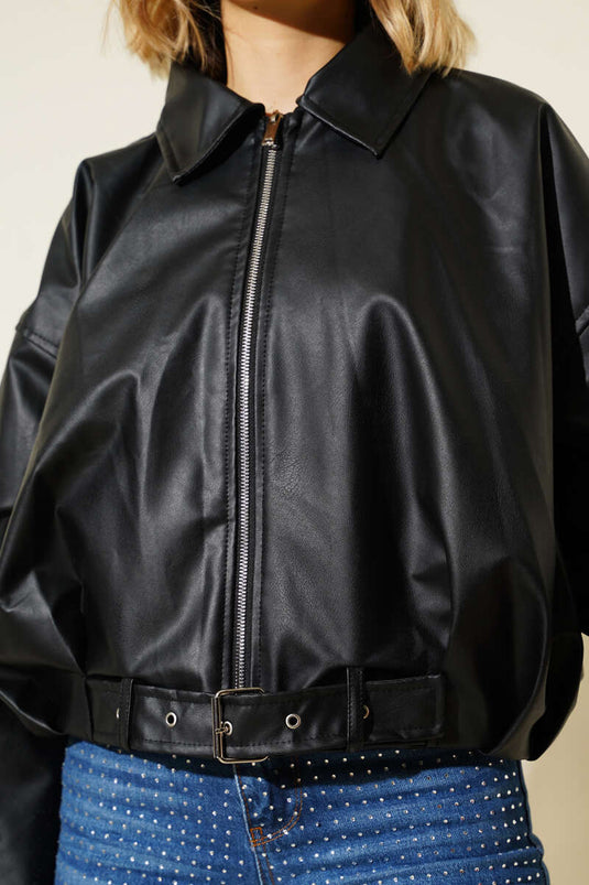 Zwart kort leren jack met riemdetails en ritssluiting.