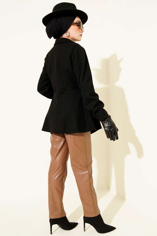 Chaqueta de cachemira negra con detalle de cinturón