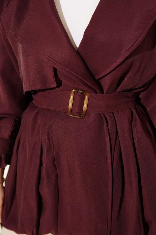 Trench-coat court bordeaux avec détail ceinture