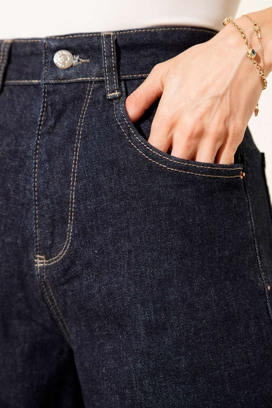 بنطال جينز أزرق داكن بتصميم "موم" مع مشبك حزام