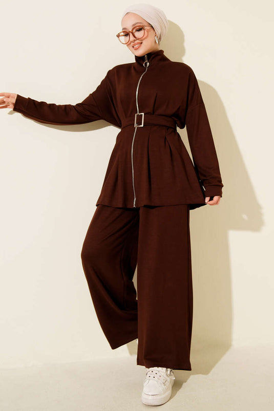 Zweiteiliger Anzug mit Gürtelschnalle und Abnähern, braun