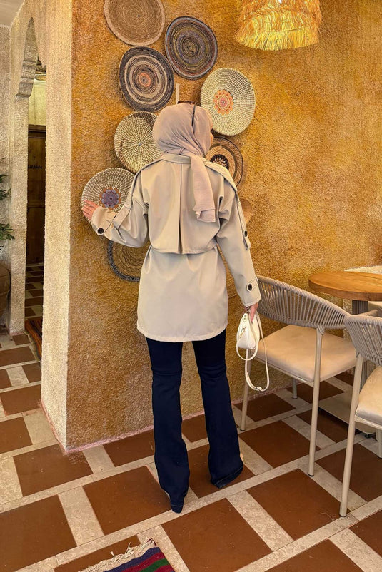 Trench-coat haut de gamme détaillé avec épaulettes ceinturées, couleur pierre