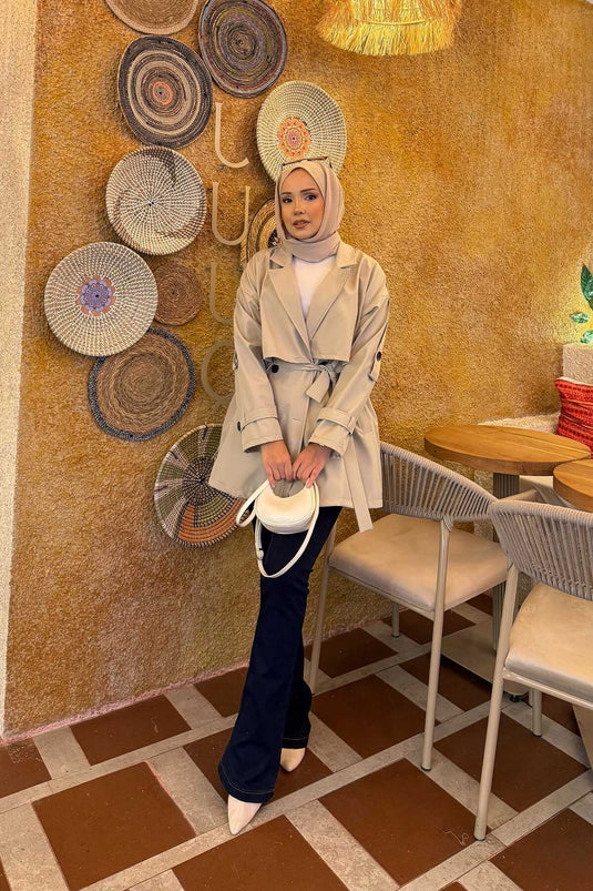 Trench-coat haut de gamme détaillé avec épaulettes ceinturées, couleur pierre