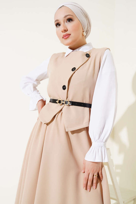 Costume deux pièces beige avec ceinture et boutons croisés