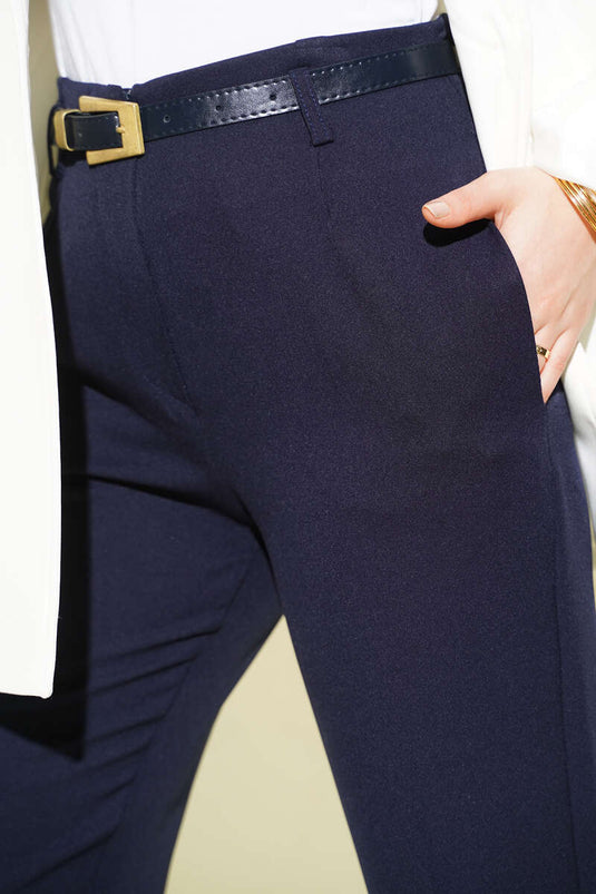 بنطال قماش ضيق الساق بجيوب وحزام باللون الأزرق الداكن