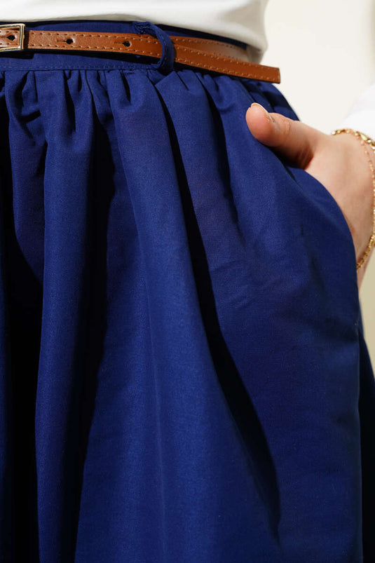 تنورة واسعة بحزام وجيوب باللون الأزرق الداكن