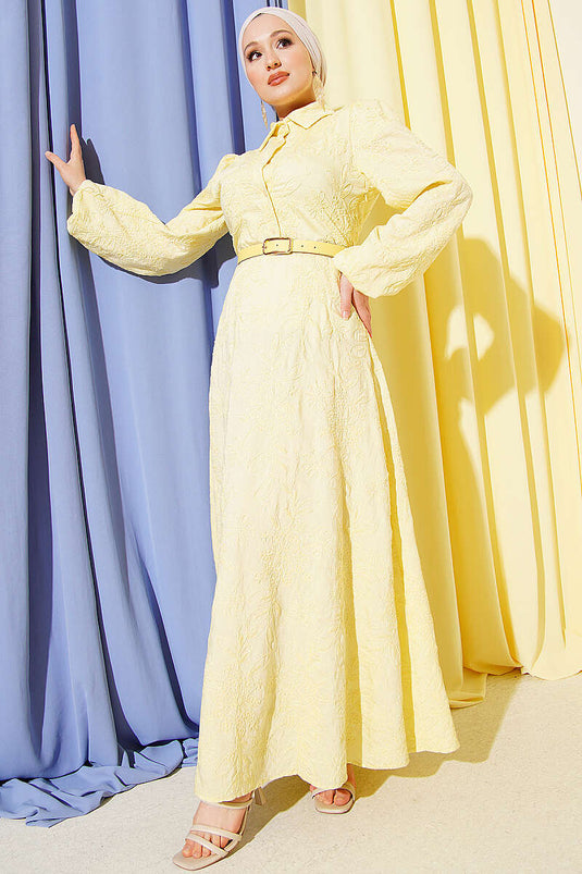 Robe boutonnée à broderie florale avec ceinture jaune