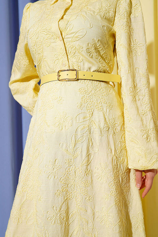 Robe boutonnée à broderie florale avec ceinture jaune