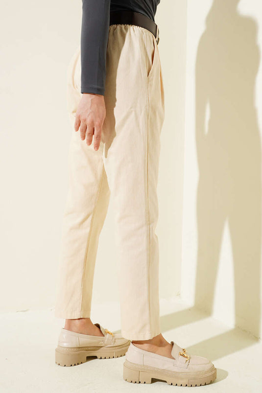 Pantalon skinny ceinturé en gabardine beige sable