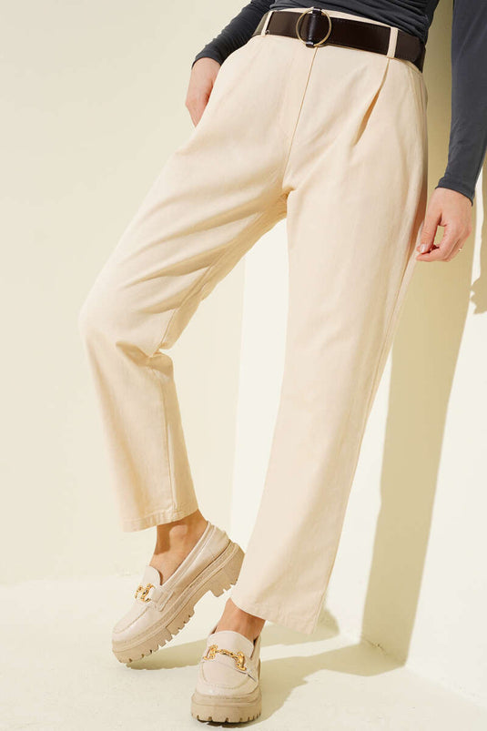 Pantalon skinny ceinturé en gabardine beige sable