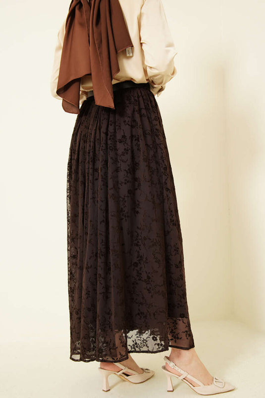 تنورة تول منقوشة بحزام بني