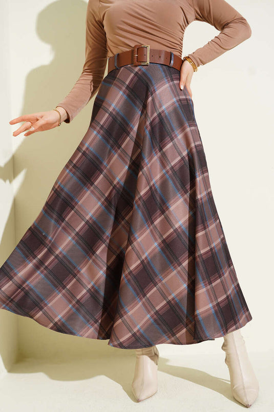 تنورة واسعة بنقشة مربعات بحزام بلون القهوة بالحليب