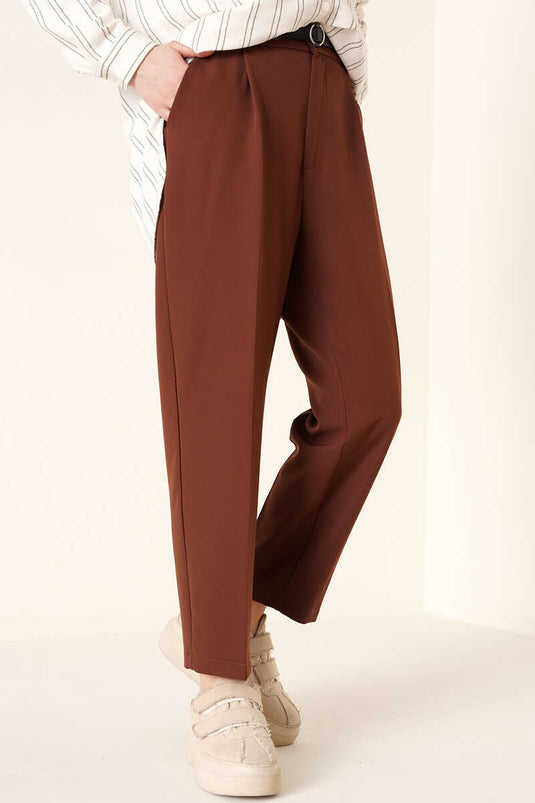 Pantalon Modèle Carotte Ceinturé Marron