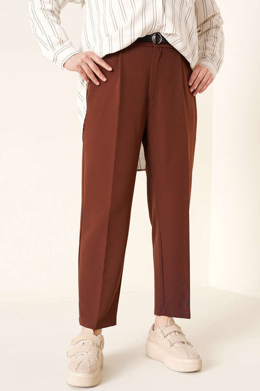 Pantalon Modèle Carotte Ceinturé Marron