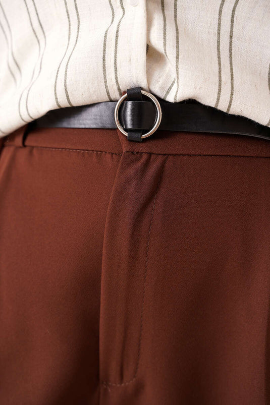 Pantalon Modèle Carotte Ceinturé Marron