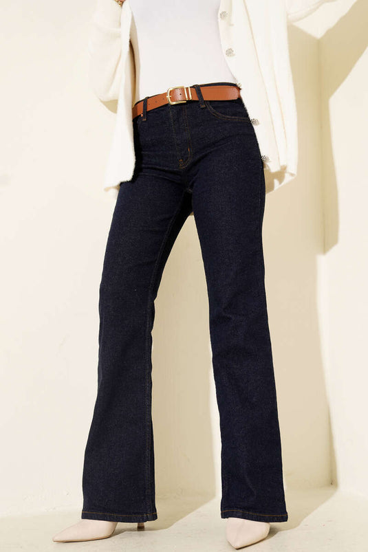 بنطلون جينز واسع الساقين بحزام على الطراز الإسباني، باللون الأزرق الداكن.