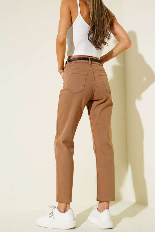 Pantalon camel à ceinture et jambes courtes