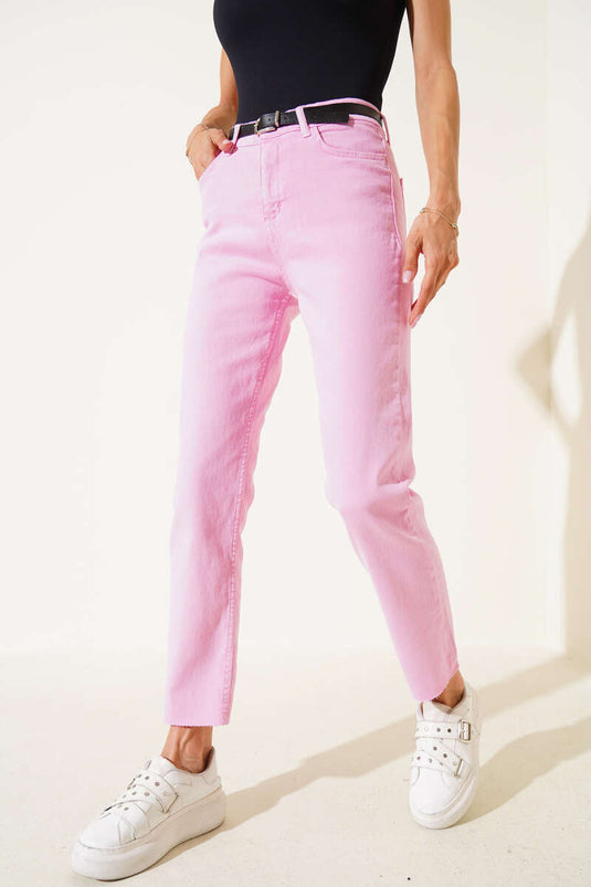 Rosa Hose mit Gürtel und kurzem Bein