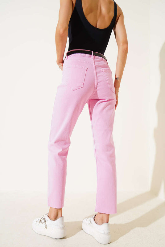 Rosa Hose mit Gürtel und kurzem Bein