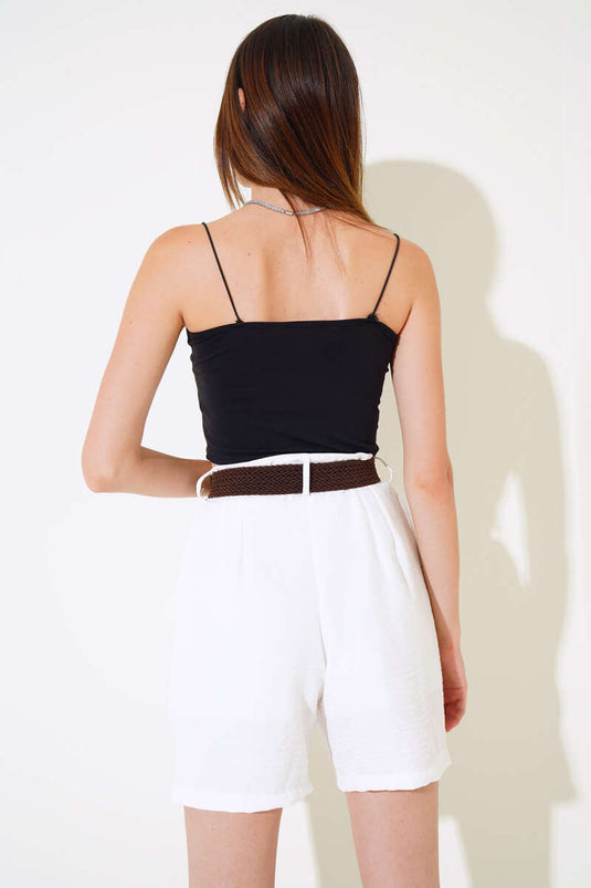 Short en lin écru avec ceinture