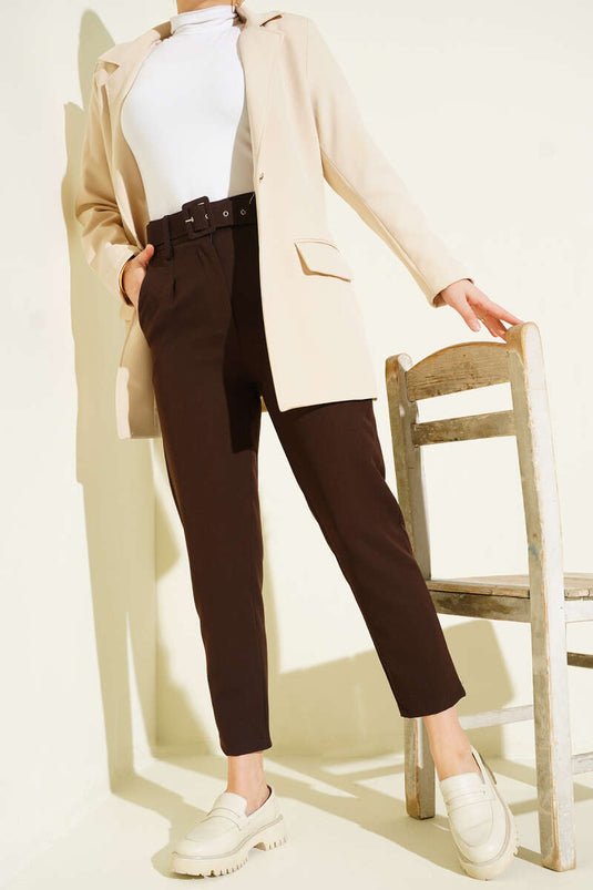 Pantalon en tissu marron avec ceinture et boucle