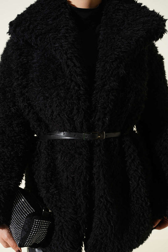 Manteau d'agneau ceinturé noir