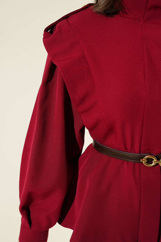 Veste bordeaux à épaulettes et ceinture