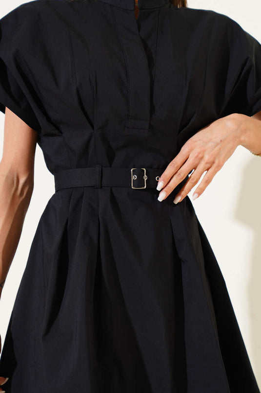 Schwarzes Minikleid mit Gürtel und Abnähern vorne