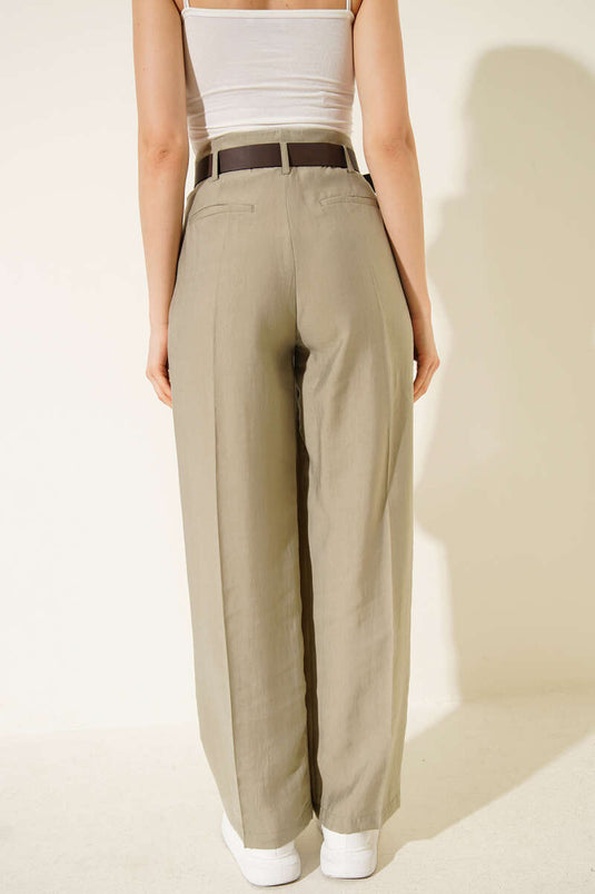 بنطال بحزام وقلم رصاص باللون الزيتوني