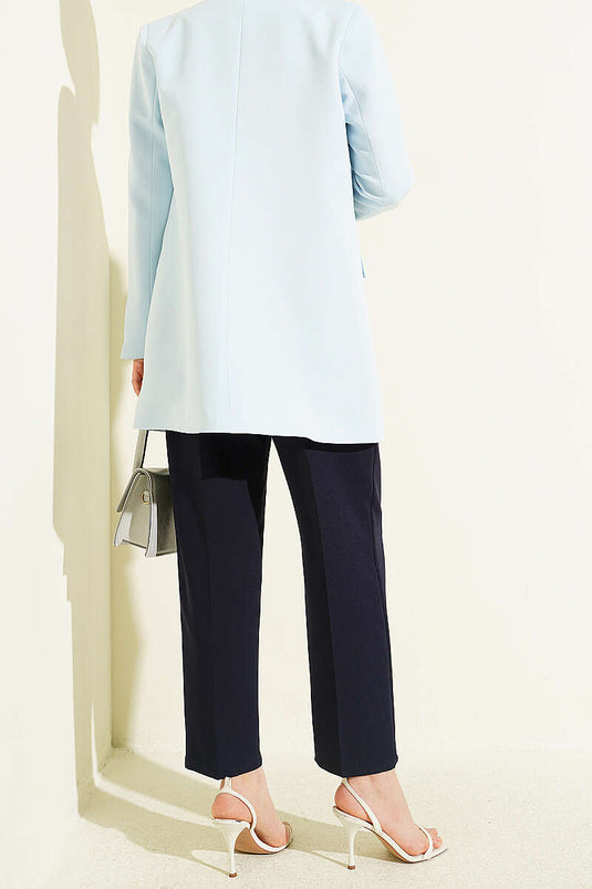 Pantaloni a carota blu scuro con dettaglio plissettato e cintura
