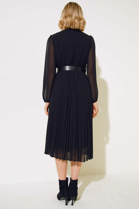 Robe en mousseline plissée ceinturée noire