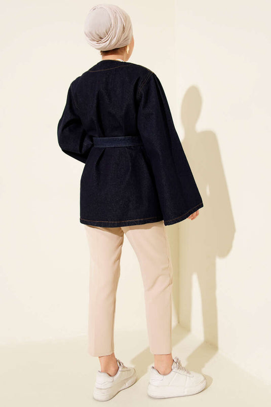 Loose-fitting denim jacket with belt