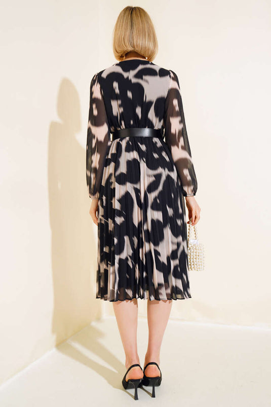 Robe en mousseline noire ceinturée