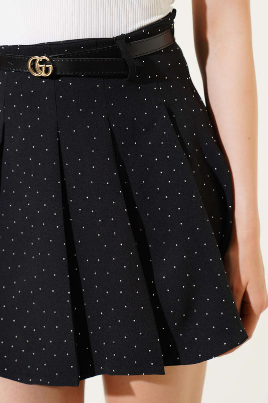 تنورة قصيرة مطوية بحزام أسود