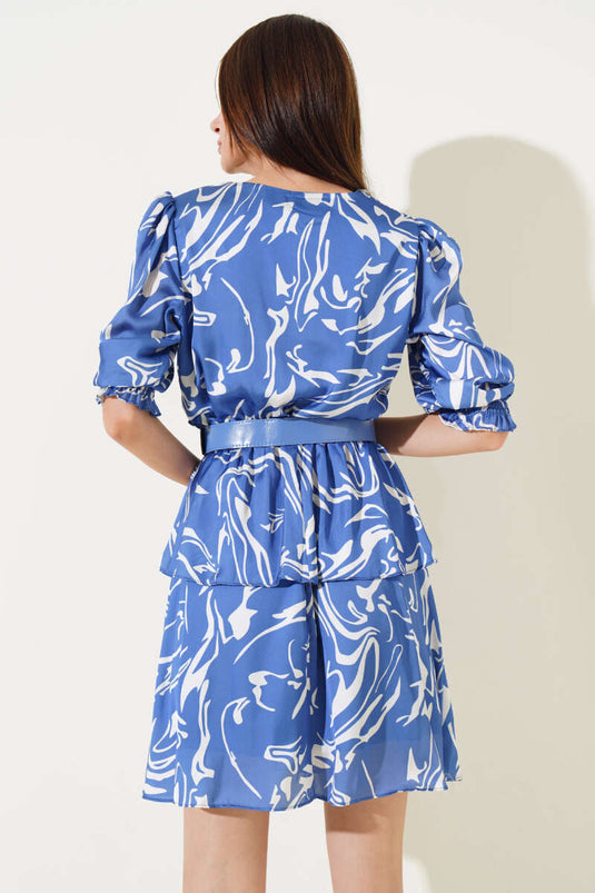 فستان ساتان متوسط الطول بفتحة رقبة على شكل حرف V وحزام، نيلي