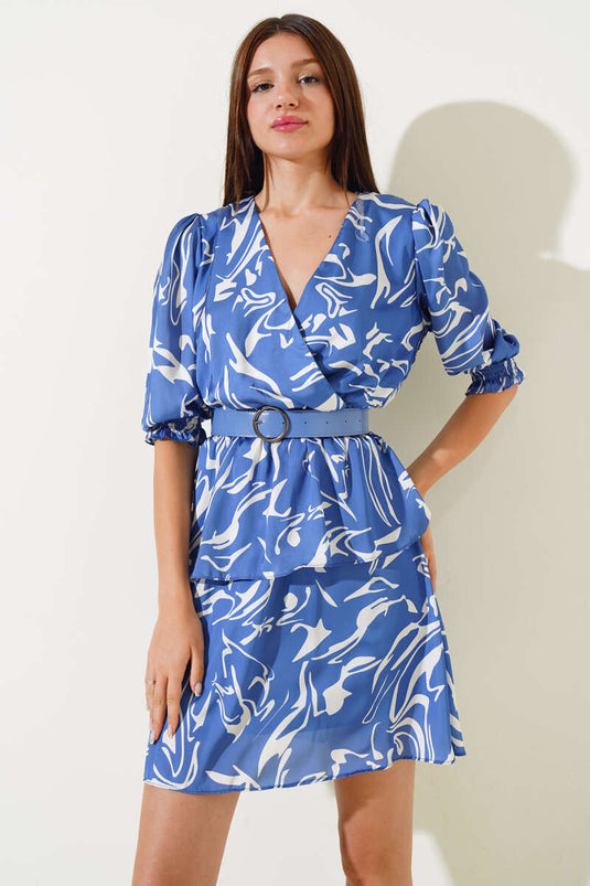 فستان ساتان متوسط الطول بفتحة رقبة على شكل حرف V وحزام، نيلي