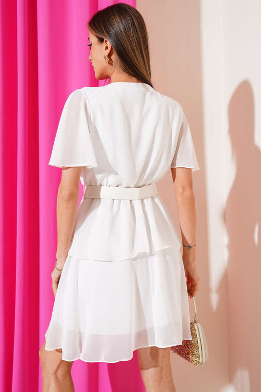 Robe courte blanche en mousseline à col V et ceinture