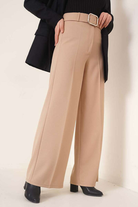 Pantalon beige taille haute à jambe large et ceinture