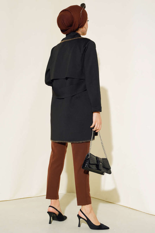 قبعة مطرزة بحافة سوداء