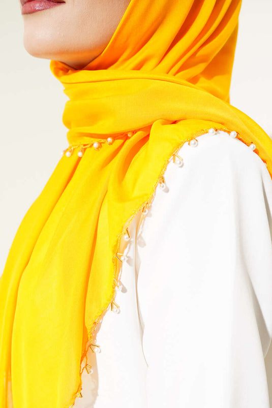 Senfgelber Druck mit Perlenkanten